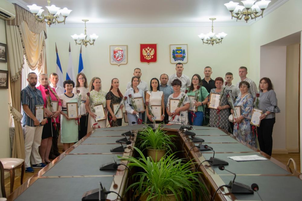 28 июня, накануне Дня молодежи, в администрации крымской столицы прошла торжественная церемония вручения заслуженных наград активной молодежи и их наставникам 28 июня, накануне Дня молодежи, в администрации крымской столицы прошла торжественная церемония вручения заслуженных наград активной молодежи и их наставникам