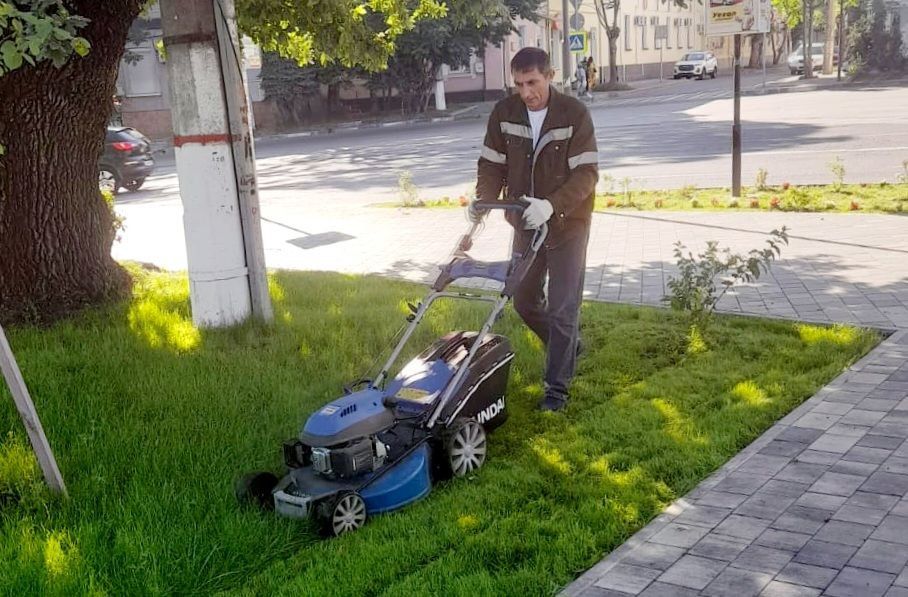 Сотрудники учреждения «Парки столицы» в постоянном режиме выполняют работы по уходу и содержанию порядка 70-ти гектаров парковых зон Симферополя Сотрудники учреждения «Парки столицы» в постоянном режиме выполняют работы по уходу и содержанию порядка 70-ти гектаров парковых зон Симферополя