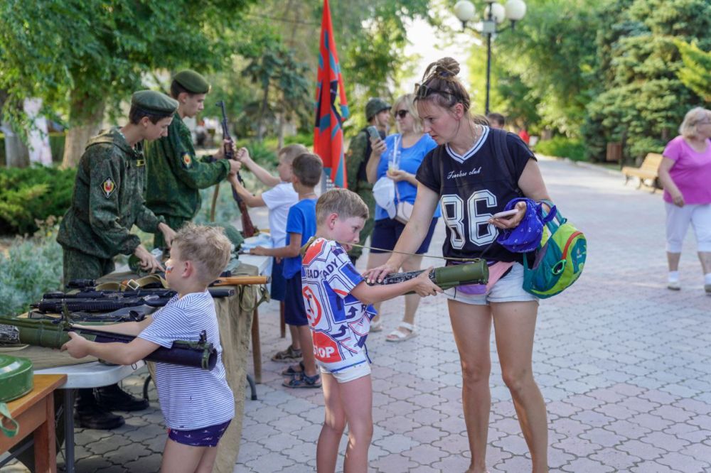 Иван Просоедов: В День молодёжи на ул. увановская прошла презентация патриотических клубов и организаций Евпатории Иван Просоедов: В День молодёжи на ул. увановская прошла презентация патриотических клубов и организаций Евпатории
