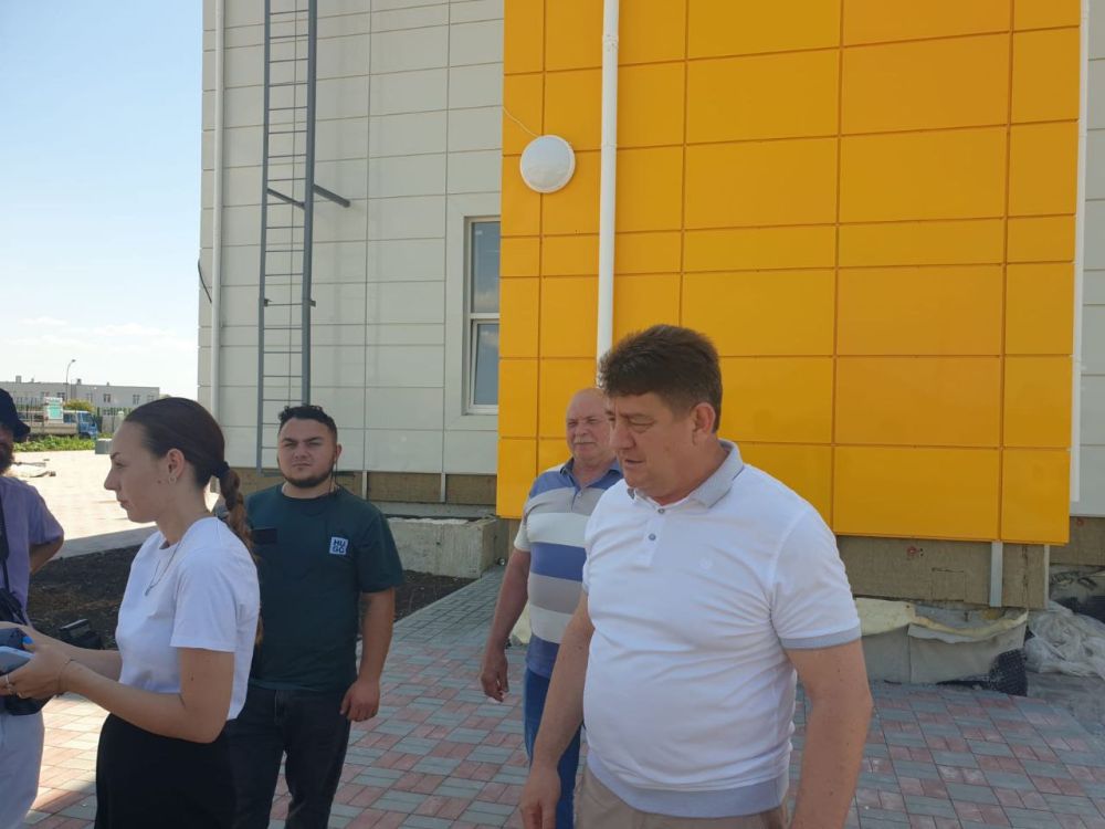 Председатель Госкомнаца Крыма Айдер Типпа осмотрел строительство социально-важных объектов в мкрне Исмаил-Бей в городе Евпатория, среди которых детский сад и школа Председатель Госкомнаца Крыма Айдер Типпа осмотрел строительство социально-важных объектов в мкрне Исмаил-Бей в городе Евпатория, среди которых детский сад и школа