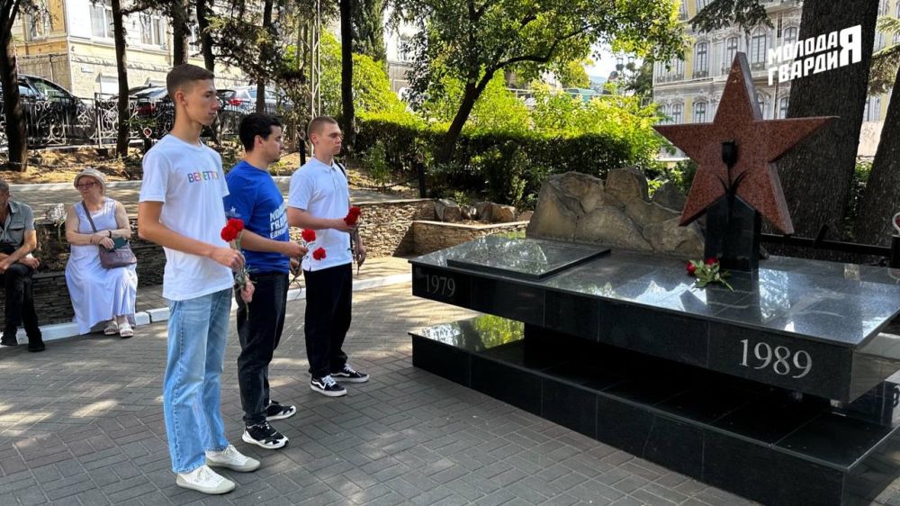 Ялтинские Молодогвардейцы возложили цветы в День ветеранов боевых действий Ялтинские Молодогвардейцы возложили цветы в День ветеранов боевых действий