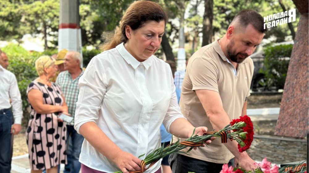 Ялтинские Молодогвардейцы возложили цветы в День ветеранов боевых действий Ялтинские Молодогвардейцы возложили цветы в День ветеранов боевых действий