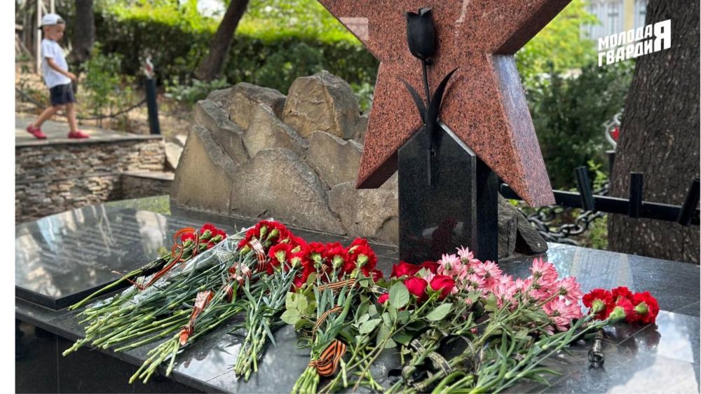 Ялтинские Молодогвардейцы возложили цветы в День ветеранов боевых действий Ялтинские Молодогвардейцы возложили цветы в День ветеранов боевых действий