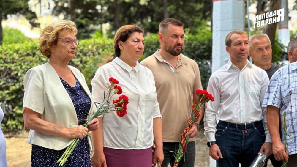Ялтинские Молодогвардейцы возложили цветы в День ветеранов боевых действий Ялтинские Молодогвардейцы возложили цветы в День ветеранов боевых действий