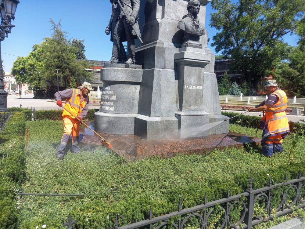 В Симферополе сотрудники МБУ «Город» проводят помывку и очистку памятника Екатерине II В Симферополе сотрудники МБУ «Город» проводят помывку и очистку памятника Екатерине II