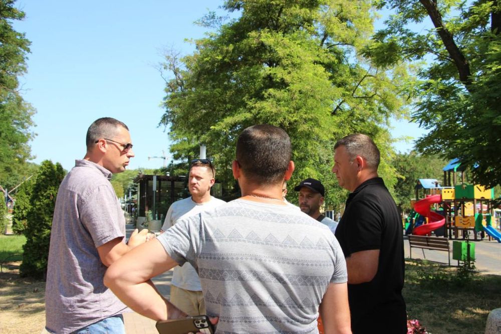 #городские_новости. Санитарное состояние и уборка закрепленных территорий. Эти вопросы были подняты на выездном совещании с предпринимателями, ведущими свою деятельность в Комсомольском парке #городские_новости. Санитарное состояние и уборка закрепленных территорий. Эти вопросы были подняты на выездном совещании с предпринимателями, ведущими свою деятельность в Комсомольском парке