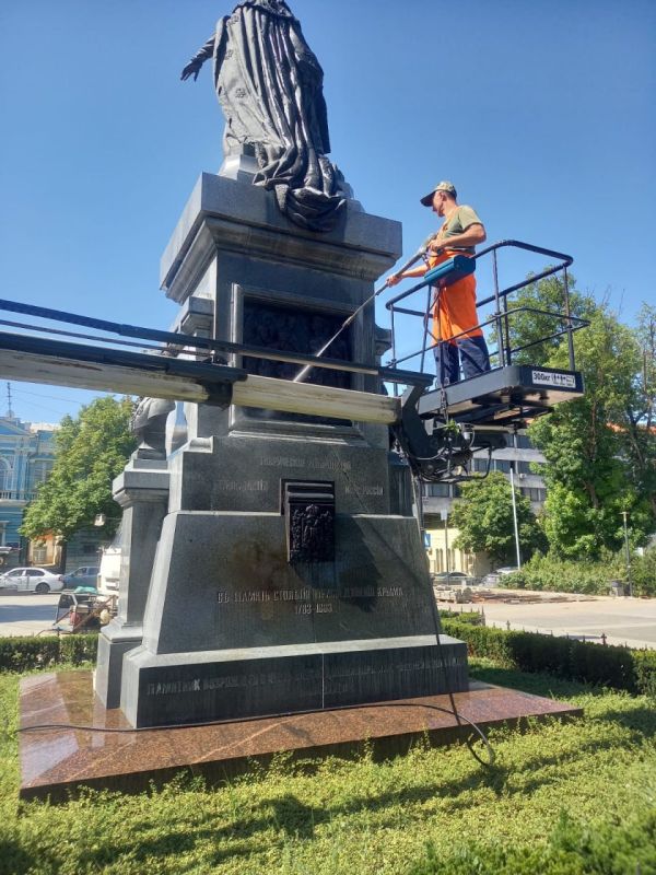 В Симферополе сотрудники МБУ «Город» проводят помывку и очистку памятника Екатерине II В Симферополе сотрудники МБУ «Город» проводят помывку и очистку памятника Екатерине II