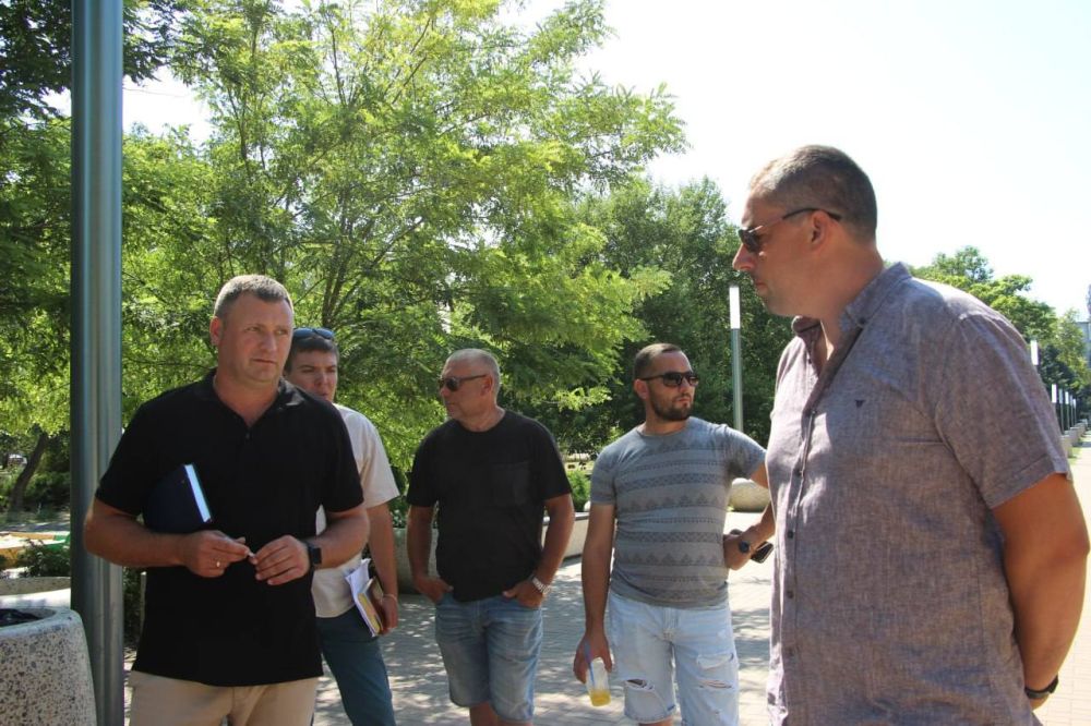 #городские_новости. Санитарное состояние и уборка закрепленных территорий. Эти вопросы были подняты на выездном совещании с предпринимателями, ведущими свою деятельность в Комсомольском парке #городские_новости. Санитарное состояние и уборка закрепленных территорий. Эти вопросы были подняты на выездном совещании с предпринимателями, ведущими свою деятельность в Комсомольском парке