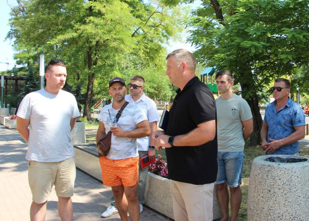 #городские_новости. Санитарное состояние и уборка закрепленных территорий. Эти вопросы были подняты на выездном совещании с предпринимателями, ведущими свою деятельность в Комсомольском парке #городские_новости. Санитарное состояние и уборка закрепленных территорий. Эти вопросы были подняты на выездном совещании с предпринимателями, ведущими свою деятельность в Комсомольском парке