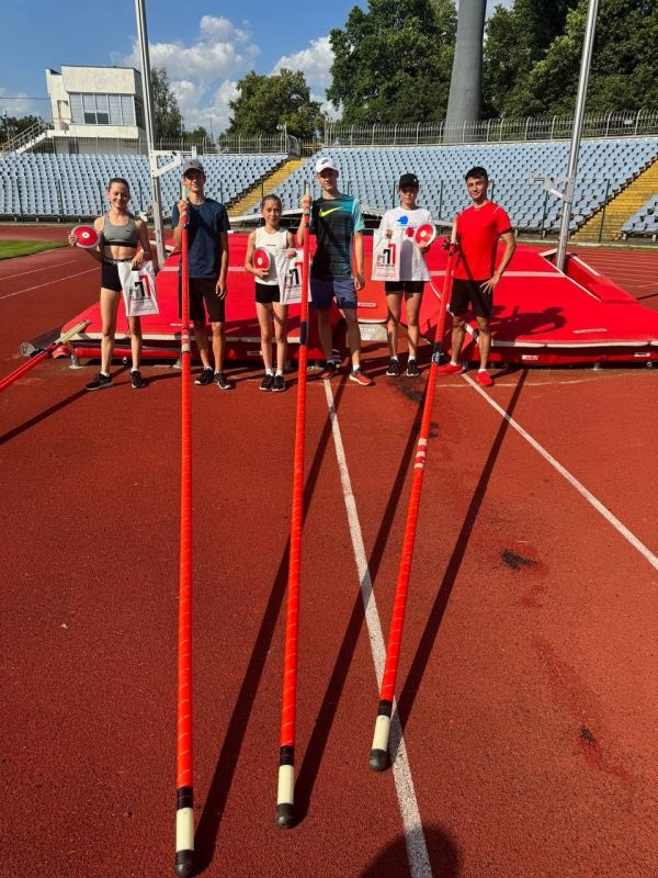 Спортсменам ГБУ ДО РК «Спортивная школа олимпийского резерва по легкой атлетике N 1» в качестве шефской помощи коммерческим директором ООО «ПРОСПЕРО-ЮГ» Ильей Каргальцевым был передан инвентарь для тренировок - шесты для прыжков и диски Спортсменам ГБУ ДО РК «Спортивная школа олимпийского резерва по легкой атлетике N 1» в качестве шефской помощи коммерческим директором ООО «ПРОСПЕРО-ЮГ» Ильей Каргальцевым был передан инвентарь для тренировок - шесты для прыжков и диски