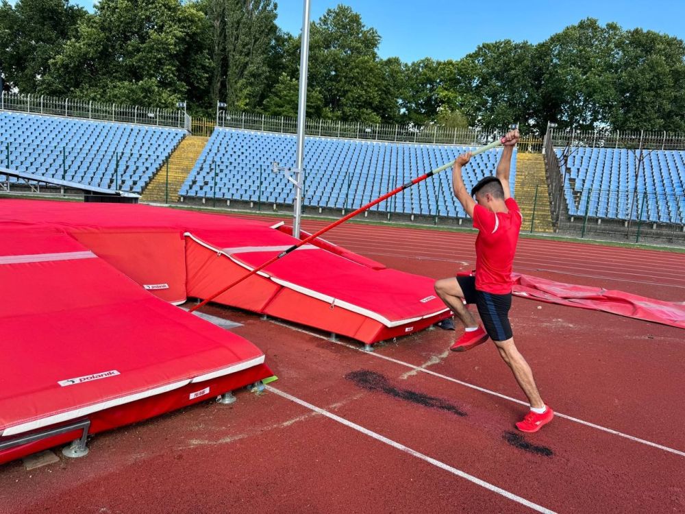 Спортсменам ГБУ ДО РК «Спортивная школа олимпийского резерва по легкой атлетике N 1» в качестве шефской помощи коммерческим директором ООО «ПРОСПЕРО-ЮГ» Ильей Каргальцевым был передан инвентарь для тренировок - шесты для прыжков и диски Спортсменам ГБУ ДО РК «Спортивная школа олимпийского резерва по легкой атлетике N 1» в качестве шефской помощи коммерческим директором ООО «ПРОСПЕРО-ЮГ» Ильей Каргальцевым был передан инвентарь для тренировок - шесты для прыжков и диски