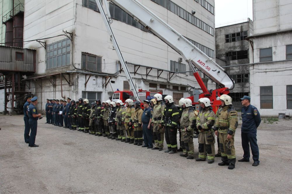 Пожарно-тактические учения в Крыму: тушение возгорания на объекте хранения зерна Пожарно-тактические учения в Крыму: тушение возгорания на объекте хранения зерна