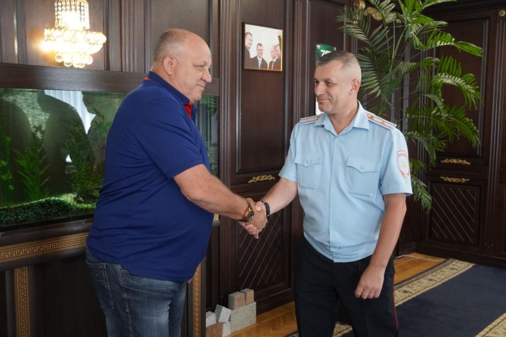 #с_праздником. Власти Керчи поздравили с профессиональным праздником руководителей Государственной автоинспекции Керчи. Заслуженными наградами отмечены начальник отдела Алексей ЛЕОНИК и начальник отделения №2 МРЭО Василий ВОЙТЕНКО #с_праздником. Власти Керчи поздравили с профессиональным праздником руководителей Государственной автоинспекции Керчи. Заслуженными наградами отмечены начальник отдела Алексей ЛЕОНИК и начальник отделения №2 МРЭО Василий ВОЙТЕНКО