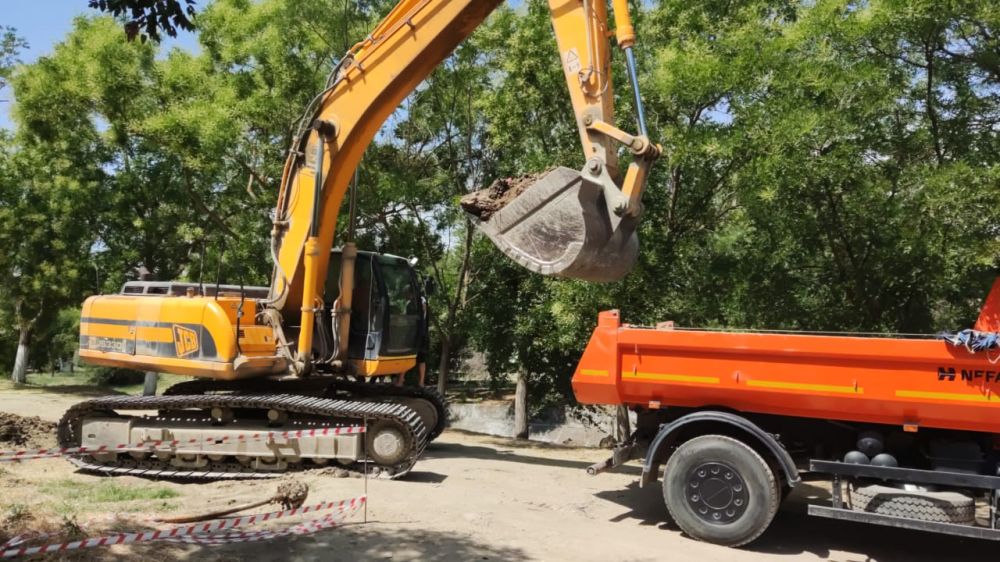На участке местности в районе д.38/Б по улице Федько городскими службами и специалистами "Вода Крыма" начаты работы по устранению прорыва системы водоотведения, в результате которого происходил сброс канализации в реку Байбуга На участке местности в районе д.38/Б по улице Федько городскими службами и специалистами "Вода Крыма" начаты работы по устранению прорыва системы водоотведения, в результате которого происходил сброс канализации в реку Байбуга