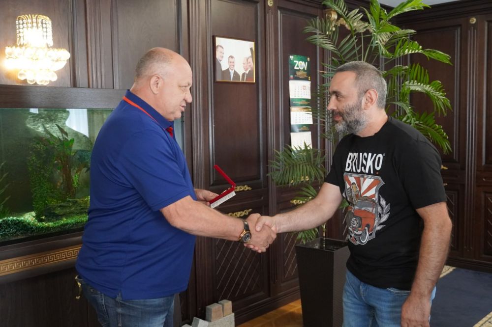 #своих_не_бросаем. Керчан – предпринимателей отметили за оказание гуманитарной помощи участникам СВО. Глава администрации Святослав БРУСАКОВ и глава муниципального образования Ольга СОЛОДИЛОВА встретились с предпринимателями Эдгаром и Сейраном ТУТУНДЖЯН #своих_не_бросаем. Керчан – предпринимателей отметили за оказание гуманитарной помощи участникам СВО. Глава администрации Святослав БРУСАКОВ и глава муниципального образования Ольга СОЛОДИЛОВА встретились с предпринимателями Эдгаром и Сейраном ТУТУНДЖЯН