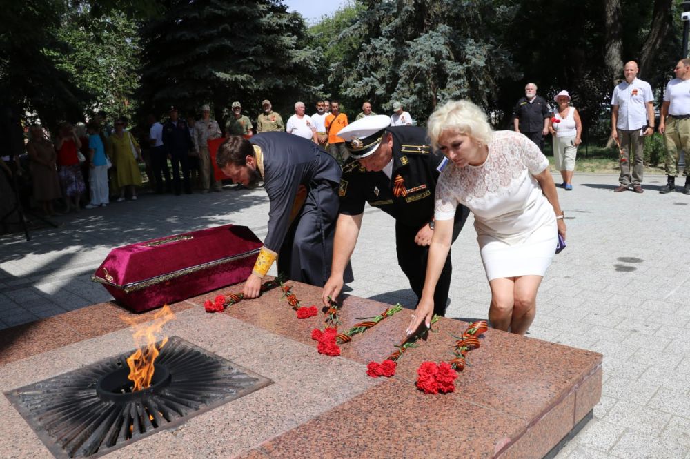 4 июля у мемориала «Вечный огонь» состоялась церемония передачи останков бойца, погибшего в годы Великой Отечественной войны 4 июля у мемориала «Вечный огонь» состоялась церемония передачи останков бойца, погибшего в годы Великой Отечественной войны