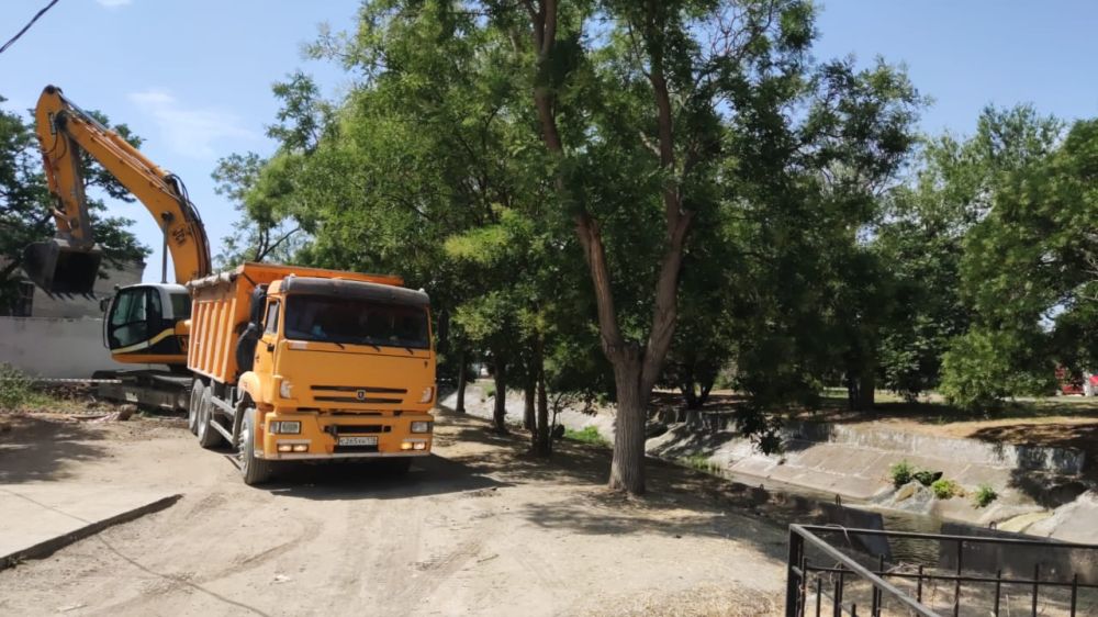 На участке местности в районе д.38/Б по улице Федько городскими службами и специалистами "Вода Крыма" начаты работы по устранению прорыва системы водоотведения, в результате которого происходил сброс канализации в реку Байбуга На участке местности в районе д.38/Б по улице Федько городскими службами и специалистами "Вода Крыма" начаты работы по устранению прорыва системы водоотведения, в результате которого происходил сброс канализации в реку Байбуга