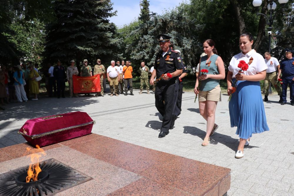 4 июля у мемориала «Вечный огонь» состоялась церемония передачи останков бойца, погибшего в годы Великой Отечественной войны 4 июля у мемориала «Вечный огонь» состоялась церемония передачи останков бойца, погибшего в годы Великой Отечественной войны