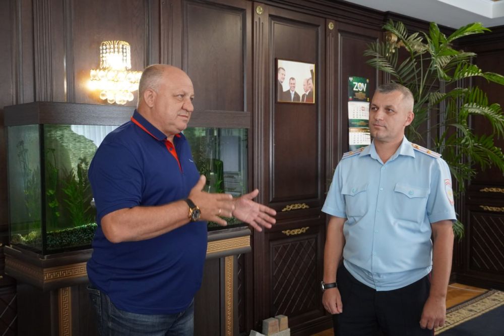 #с_праздником. Власти Керчи поздравили с профессиональным праздником руководителей Государственной автоинспекции Керчи. Заслуженными наградами отмечены начальник отдела Алексей ЛЕОНИК и начальник отделения №2 МРЭО Василий ВОЙТЕНКО #с_праздником. Власти Керчи поздравили с профессиональным праздником руководителей Государственной автоинспекции Керчи. Заслуженными наградами отмечены начальник отдела Алексей ЛЕОНИК и начальник отделения №2 МРЭО Василий ВОЙТЕНКО