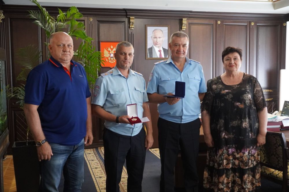 #с_праздником. Власти Керчи поздравили с профессиональным праздником руководителей Государственной автоинспекции Керчи. Заслуженными наградами отмечены начальник отдела Алексей ЛЕОНИК и начальник отделения №2 МРЭО Василий ВОЙТЕНКО #с_праздником. Власти Керчи поздравили с профессиональным праздником руководителей Государственной автоинспекции Керчи. Заслуженными наградами отмечены начальник отдела Алексей ЛЕОНИК и начальник отделения №2 МРЭО Василий ВОЙТЕНКО