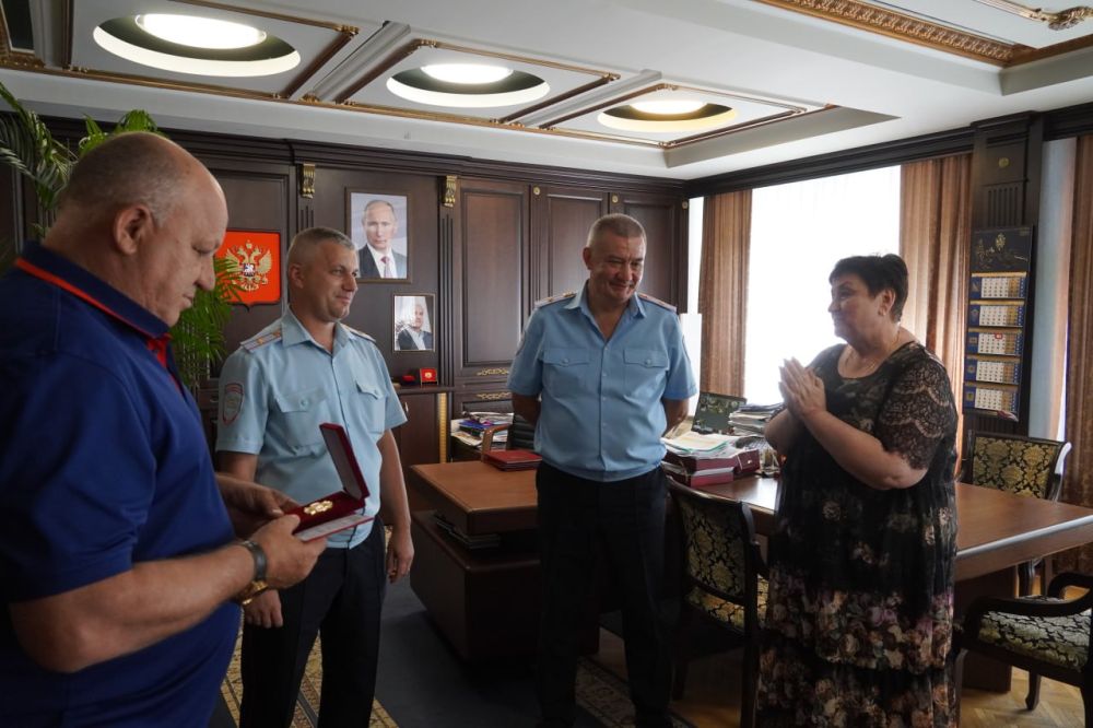 #с_праздником. Власти Керчи поздравили с профессиональным праздником руководителей Государственной автоинспекции Керчи. Заслуженными наградами отмечены начальник отдела Алексей ЛЕОНИК и начальник отделения №2 МРЭО Василий ВОЙТЕНКО #с_праздником. Власти Керчи поздравили с профессиональным праздником руководителей Государственной автоинспекции Керчи. Заслуженными наградами отмечены начальник отдела Алексей ЛЕОНИК и начальник отделения №2 МРЭО Василий ВОЙТЕНКО