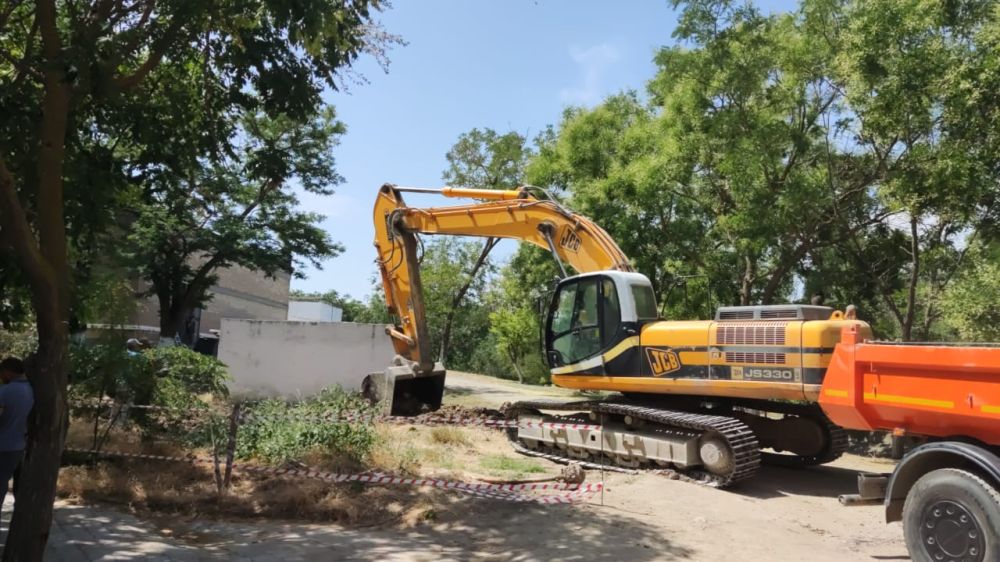 На участке местности в районе д.38/Б по улице Федько городскими службами и специалистами "Вода Крыма" начаты работы по устранению прорыва системы водоотведения, в результате которого происходил сброс канализации в реку Байбуга На участке местности в районе д.38/Б по улице Федько городскими службами и специалистами "Вода Крыма" начаты работы по устранению прорыва системы водоотведения, в результате которого происходил сброс канализации в реку Байбуга
