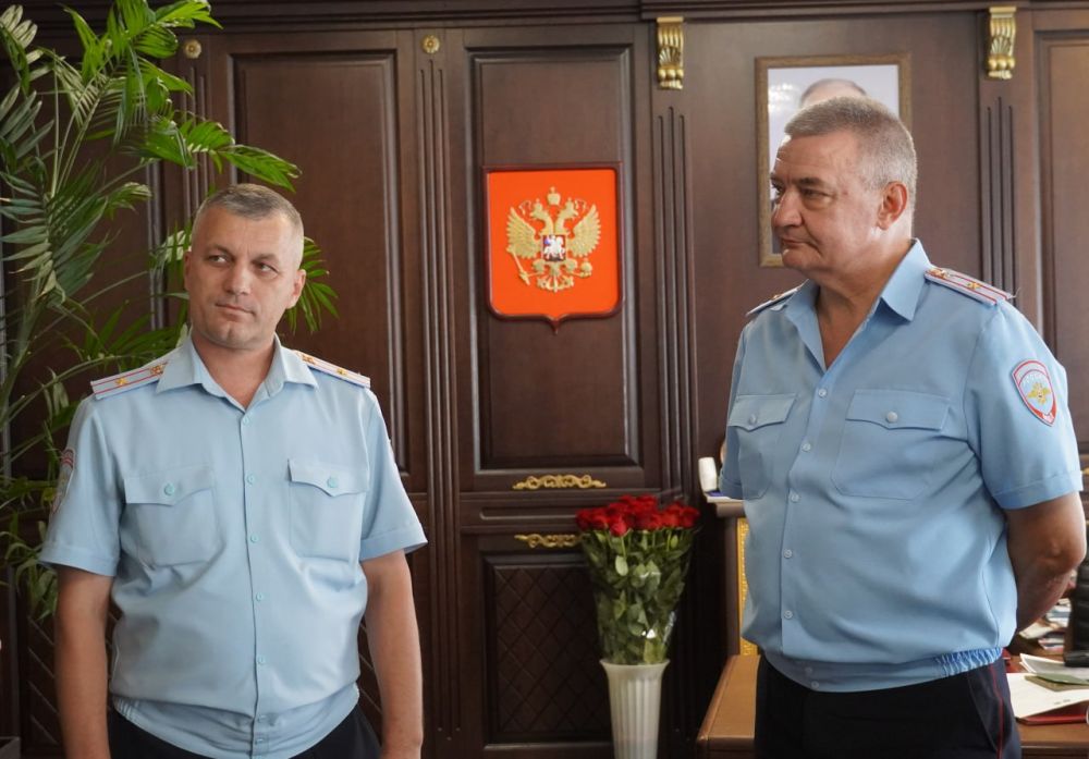 #с_праздником. Власти Керчи поздравили с профессиональным праздником руководителей Государственной автоинспекции Керчи. Заслуженными наградами отмечены начальник отдела Алексей ЛЕОНИК и начальник отделения №2 МРЭО Василий ВОЙТЕНКО #с_праздником. Власти Керчи поздравили с профессиональным праздником руководителей Государственной автоинспекции Керчи. Заслуженными наградами отмечены начальник отдела Алексей ЛЕОНИК и начальник отделения №2 МРЭО Василий ВОЙТЕНКО