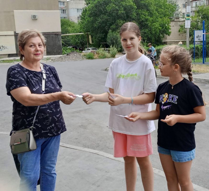 В рамках Года семьи и в преддверии праздника Дня семьи, любви и верности в библиотеке-филиале им. .Васильченко МБУК ЦСДБ города Симферополя 4 июля прошёл литературный праздник «Наша дружная семья» В рамках Года семьи и в преддверии праздника Дня семьи, любви и верности в библиотеке-филиале им. .Васильченко МБУК ЦСДБ города Симферополя 4 июля прошёл литературный праздник «Наша дружная семья»