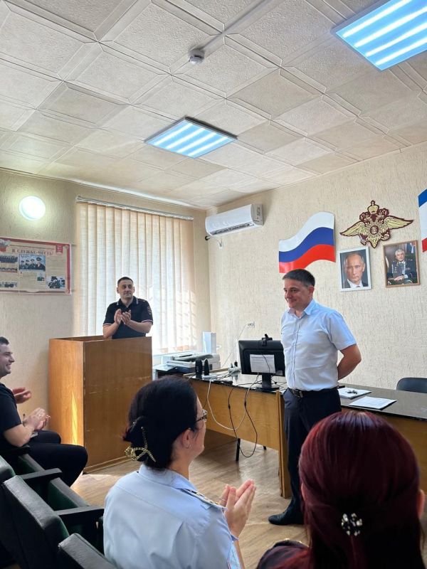 Начальник ОМВД России по Кировскому району Александр Посидайло поздравил с выходом на пенсию коллегу, отдавшего более 20 лет службе в ОВД