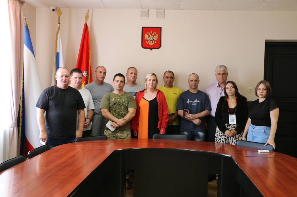 В администрации города вручили Памятные медали участникам СВО В администрации города вручили Памятные медали участникам СВО