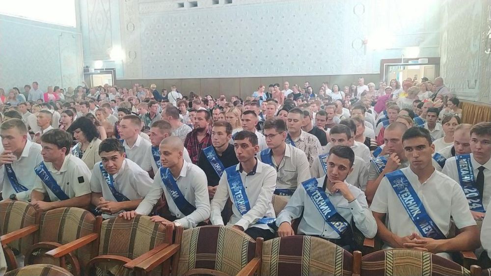 В Прибрежненском аграрном колледже прошел выпускной, посвященный вручению дипломов о среднем профессиональном образовании выпускникам 2024 года В Прибрежненском аграрном колледже прошел выпускной, посвященный вручению дипломов о среднем профессиональном образовании выпускникам 2024 года