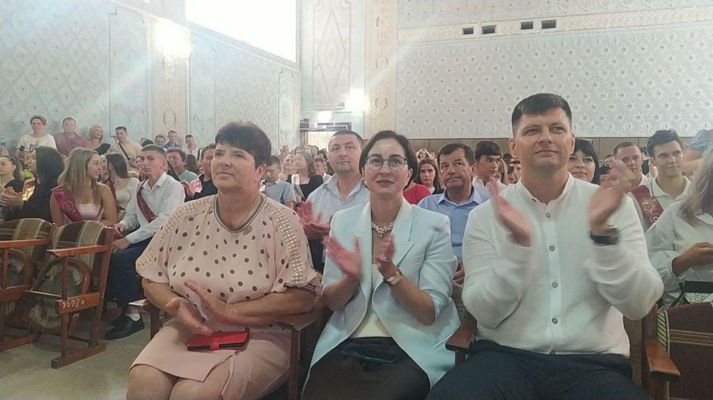 В Прибрежненском аграрном колледже прошел выпускной, посвященный вручению дипломов о среднем профессиональном образовании выпускникам 2024 года В Прибрежненском аграрном колледже прошел выпускной, посвященный вручению дипломов о среднем профессиональном образовании выпускникам 2024 года