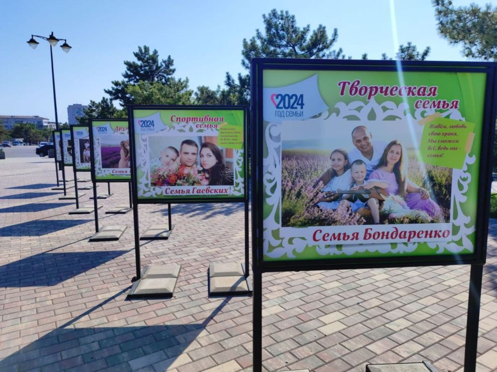 В Бахчисарае установили фотовыставку, посвященную Дню семьи, любви и верности В Бахчисарае установили фотовыставку, посвященную Дню семьи, любви и верности