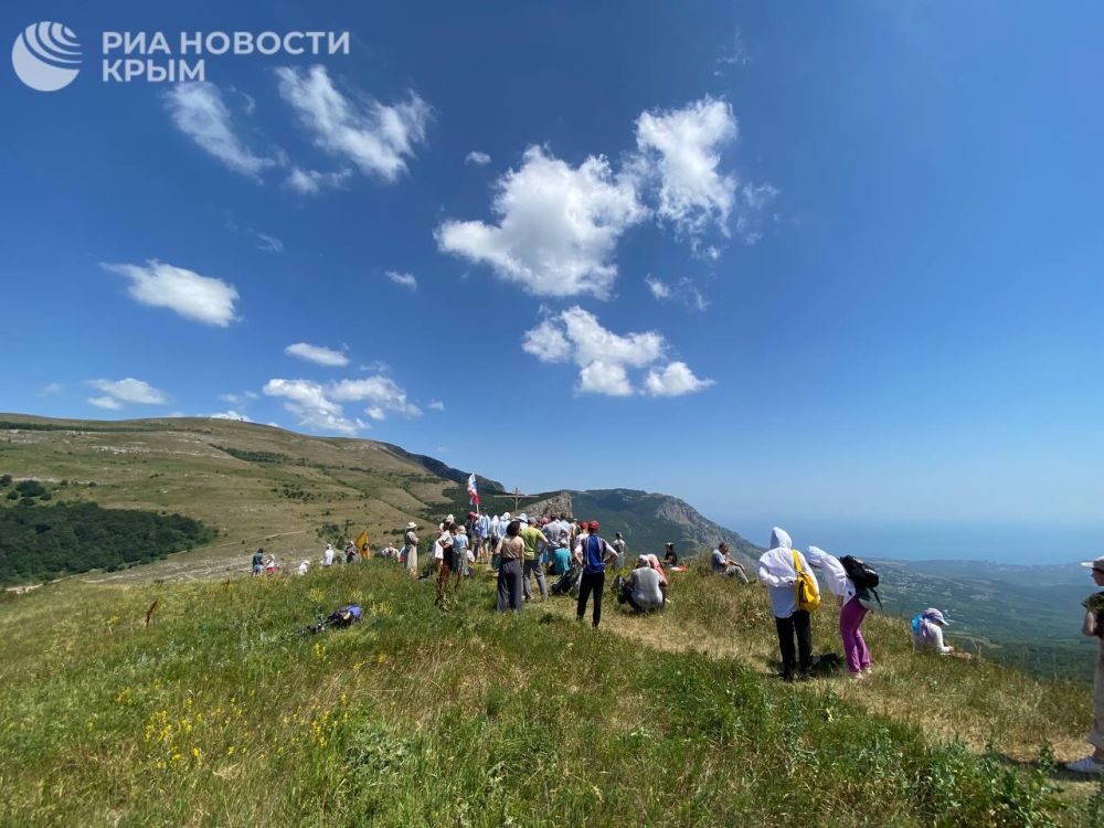 В Крыму на горе Лысый Иван (Пахкал-Кая) состоялся молебен в честь рождества Иоанна Крестителя В Крыму на горе Лысый Иван (Пахкал-Кая) состоялся молебен в честь рождества Иоанна Крестителя