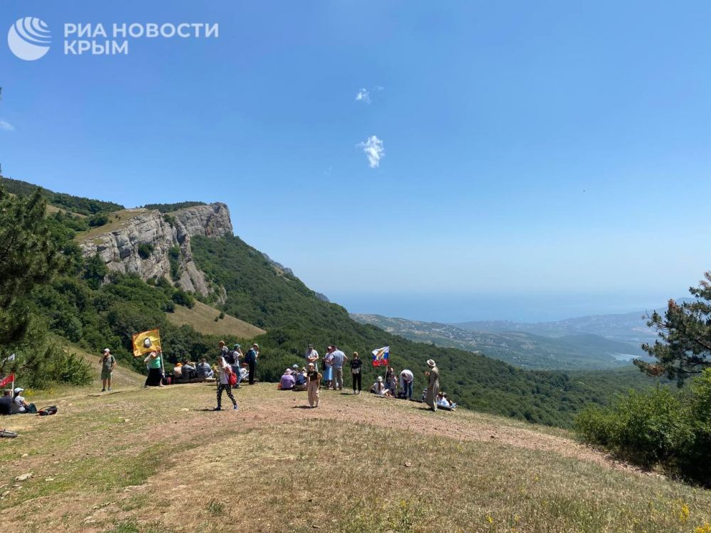 В Крыму на горе Лысый Иван (Пахкал-Кая) состоялся молебен в честь рождества Иоанна Крестителя В Крыму на горе Лысый Иван (Пахкал-Кая) состоялся молебен в честь рождества Иоанна Крестителя