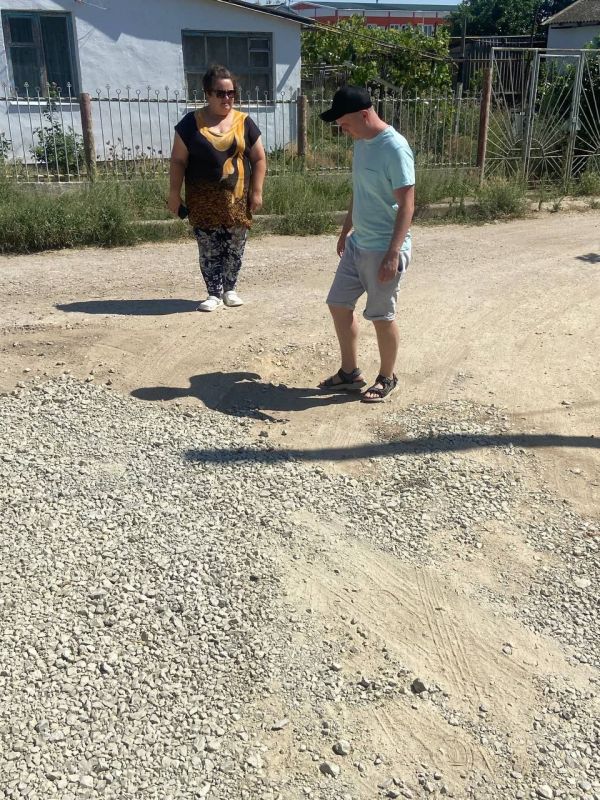 Заместитель главы администрации Сакского района Сергей Кирьянов с заместителем начальника УЖКХ администрации посетили сёла Глинки и Вересаево по обращению граждан Заместитель главы администрации Сакского района Сергей Кирьянов с заместителем начальника УЖКХ администрации посетили сёла Глинки и Вересаево по обращению граждан