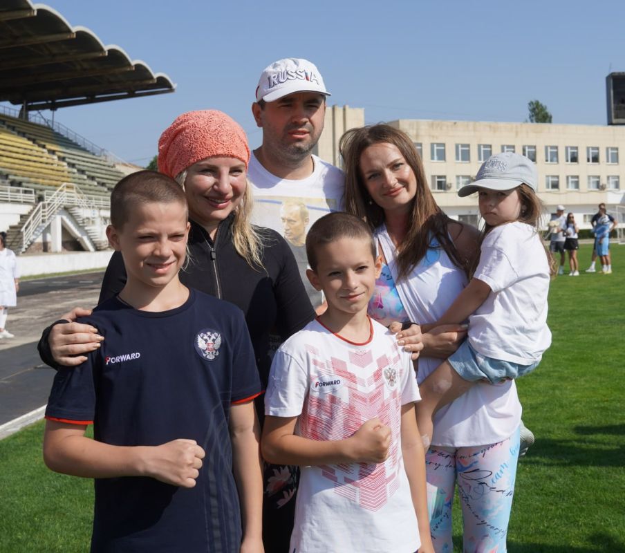 #керчь_спортивная. Спортивные керчане начали воскресное утро с зарядки. Министр спорта Крыма Ольга ТОРУБАРОВА провела в... #керчь_спортивная. Спортивные керчане начали воскресное утро с зарядки. Министр спорта Крыма Ольга ТОРУБАРОВА провела в...