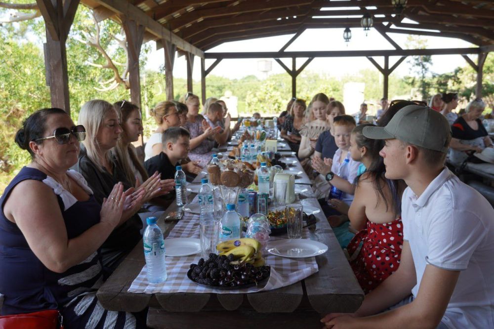 #своих_не_бросаем. Сегодня, в День семьи, любви и верности, на страусиной ферме прошёл праздник для детей и семей погибших... #своих_не_бросаем. Сегодня, в День семьи, любви и верности, на страусиной ферме прошёл праздник для детей и семей погибших...
