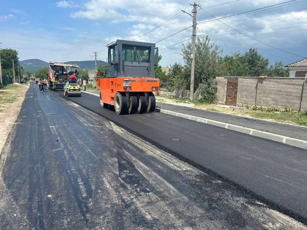 У школы в Орлином идёт обустройство тротуара У школы в Орлином идёт обустройство тротуара