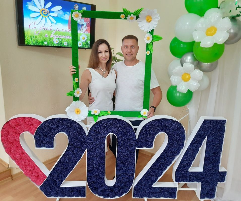 В Ленинском районном отделе ЗАГС проводили праздничное мероприятие «Крепкая семья - крепкая держава» для новобрачных Артёма Федосейкина и Тамары Ковальской, Евгения Власова и Наталии Серовой. В Ленинском районном отделе ЗАГС проводили праздничное мероприятие «Крепкая семья - крепкая держава» для новобрачных Артёма Федосейкина и Тамары Ковальской, Евгения Власова и Наталии Серовой.