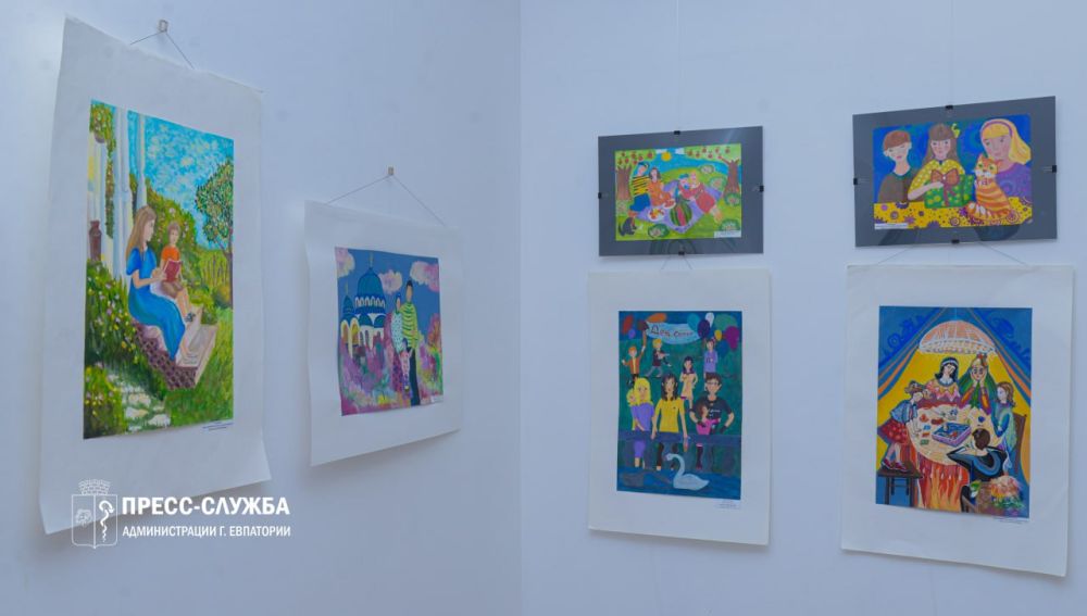 В Евпатории открылась выставка юных художников ко Дню семьи, любви и верности В Евпатории открылась выставка юных художников ко Дню семьи, любви и верности