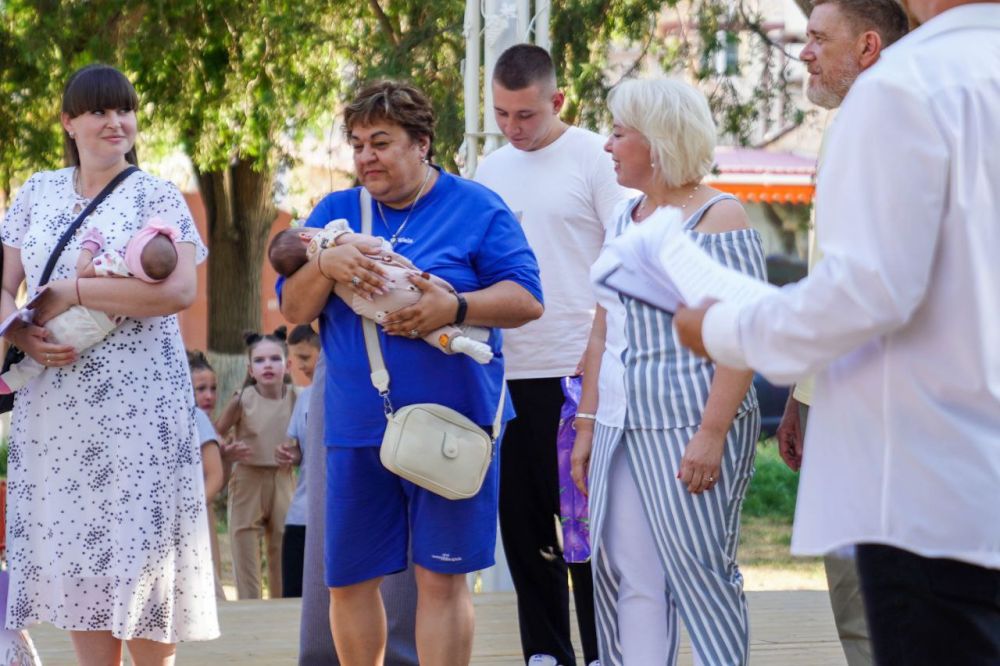 В Евпатории отметили День семьи, любви и верности В Евпатории отметили День семьи, любви и верности
