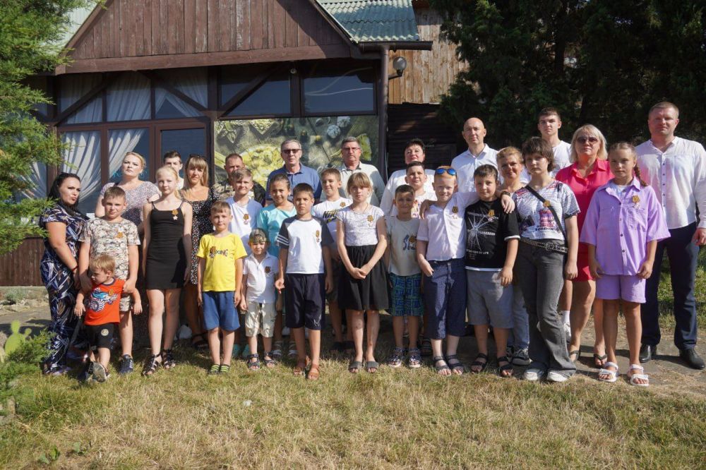 #своих_не_бросаем. Сегодня, в День семьи, любви и верности, на страусиной ферме прошёл праздник для детей и семей погибших... #своих_не_бросаем. Сегодня, в День семьи, любви и верности, на страусиной ферме прошёл праздник для детей и семей погибших...
