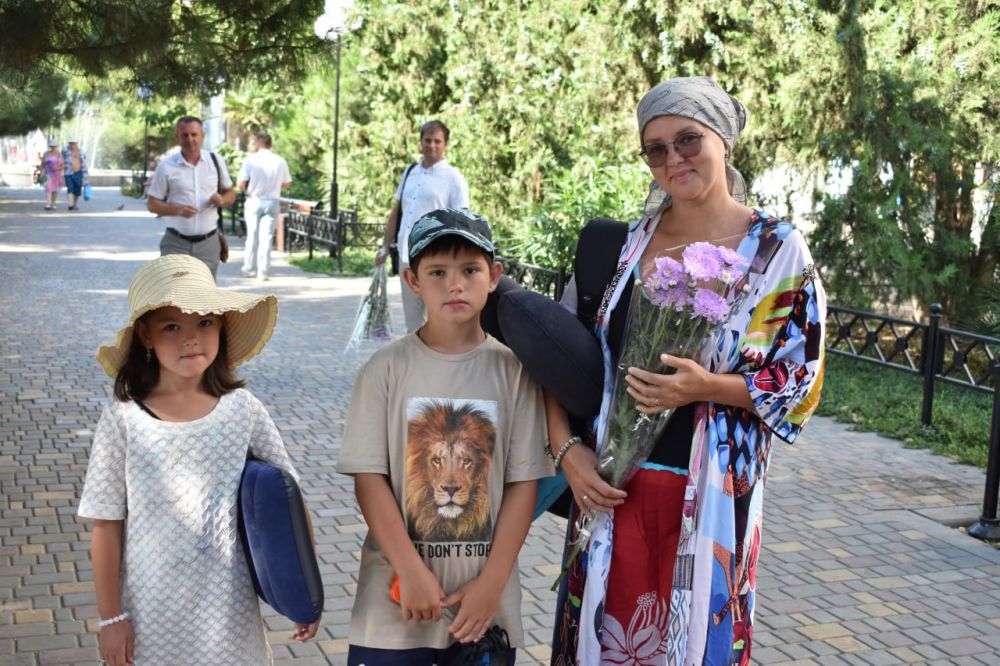 Галина Огнёва: Сегодня, в День семьи, любви и верности, в нашем городе состоялась прекрасная праздничная акция – сотрудники Администрации дарили цветы семьям, которых встретили ранним утром на Центральной набережной Галина Огнёва: Сегодня, в День семьи, любви и верности, в нашем городе состоялась прекрасная праздничная акция – сотрудники Администрации дарили цветы семьям, которых встретили ранним утром на Центральной набережной