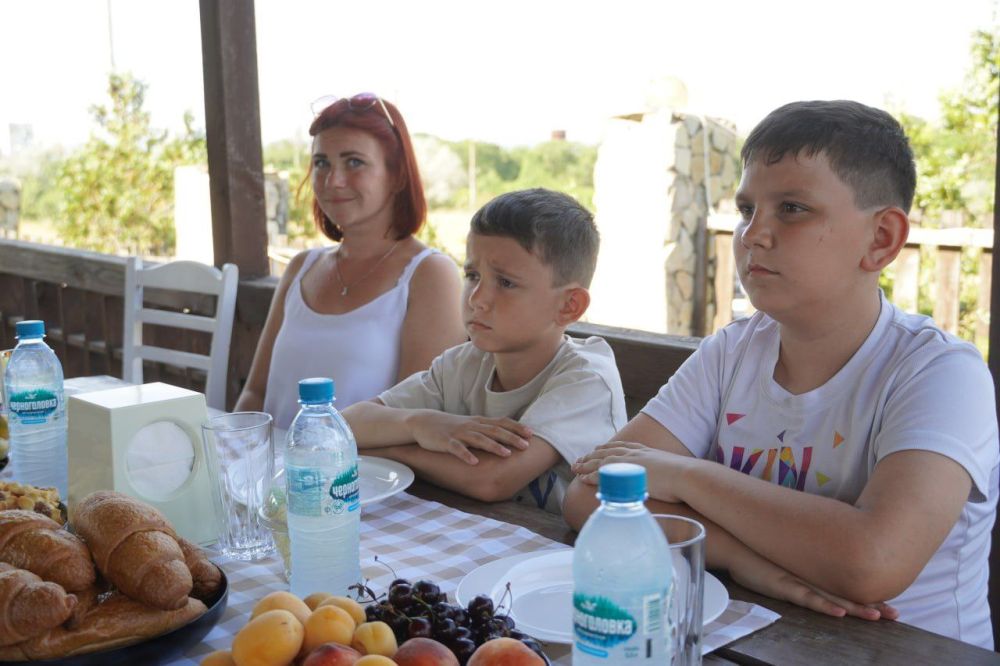#своих_не_бросаем. Сегодня, в День семьи, любви и верности, на страусиной ферме прошёл праздник для детей и семей погибших... #своих_не_бросаем. Сегодня, в День семьи, любви и верности, на страусиной ферме прошёл праздник для детей и семей погибших...