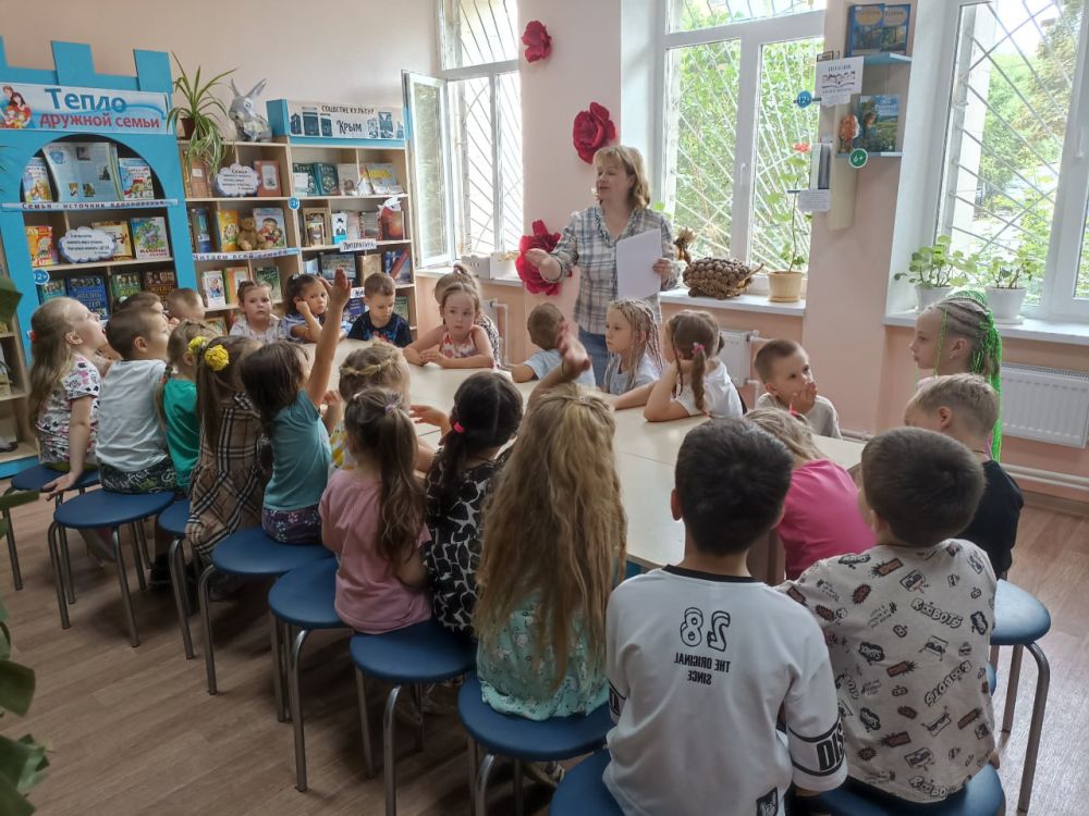 5 июля, в библиотеке-филиале №15 МБУК ЦСДБ города Симферополя прошёл литературный праздник «День семьи, любви и верности!» для воспитанников детского сада №101 «Ладушки» и постоянных читателей библиотеки 5 июля, в библиотеке-филиале №15 МБУК ЦСДБ города Симферополя прошёл литературный праздник «День семьи, любви и верности!» для воспитанников детского сада №101 «Ладушки» и постоянных читателей библиотеки