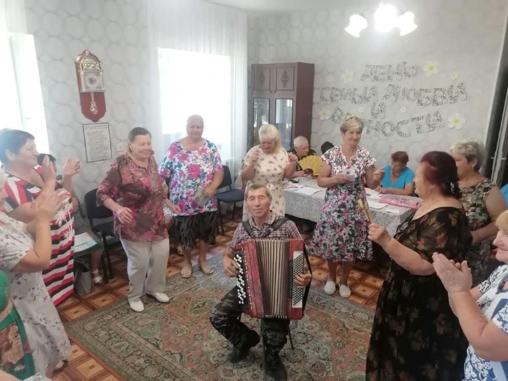 Подведомственные учреждения социального обслуживания Министерства труда и социальной защиты Республики Крым провели мероприятия, посвященные Дню семьи, любви и верности Подведомственные учреждения социального обслуживания Министерства труда и социальной защиты Республики Крым провели мероприятия, посвященные Дню семьи, любви и верности