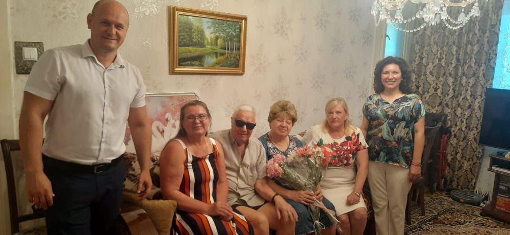 Иван Просоедов: По поручению главы администрации г. впатории Александра Юрьева сегодня поздравил с Днём семьи, любви и верности Алексея и Ларису Дроздецких Иван Просоедов: По поручению главы администрации г. впатории Александра Юрьева сегодня поздравил с Днём семьи, любви и верности Алексея и Ларису Дроздецких