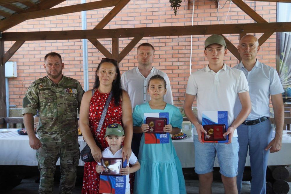 #своих_не_бросаем. Сегодня, в День семьи, любви и верности, на страусиной ферме прошёл праздник для детей и семей погибших... #своих_не_бросаем. Сегодня, в День семьи, любви и верности, на страусиной ферме прошёл праздник для детей и семей погибших...