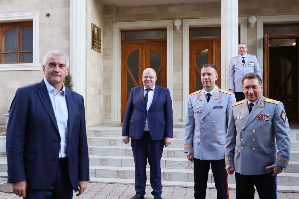 Сергей Аксёнов: Поздравляю начальника УФСБ Российской Федерации по Республике Крым и городу Севастополю Леонида Владимировича Михайлюка с днем рождения! Сергей Аксёнов: Поздравляю начальника УФСБ Российской Федерации по Республике Крым и городу Севастополю Леонида Владимировича Михайлюка с днем рождения!